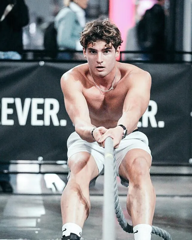 Gioele durante un allenamento con la corda